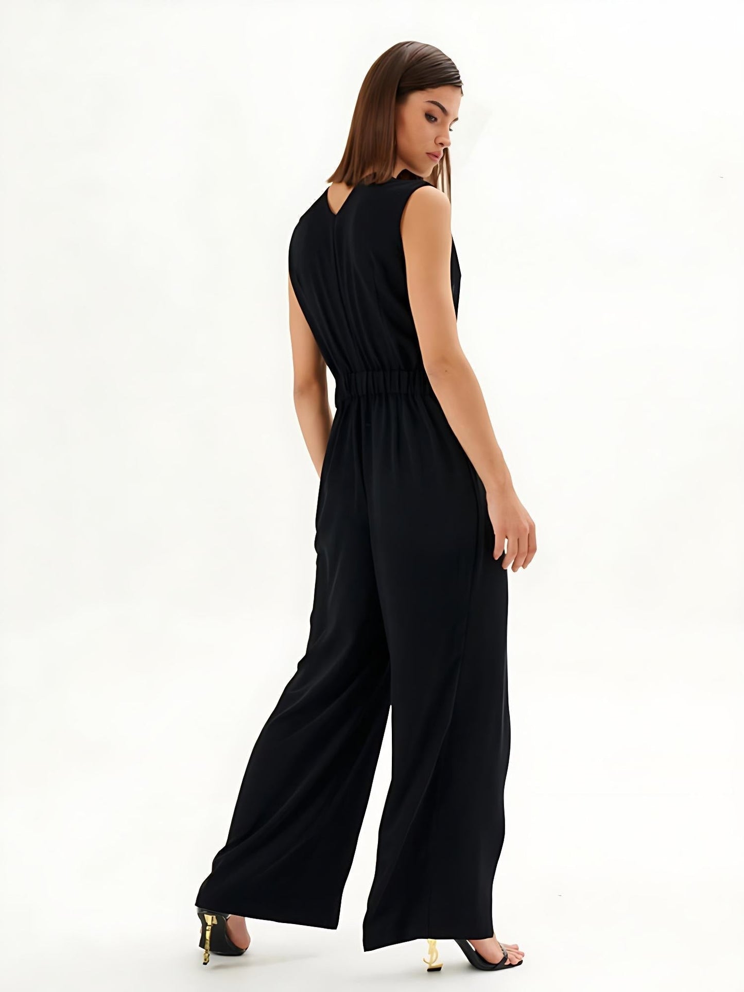 Mono noir sans manches avec effet enveloppant et jambes larges