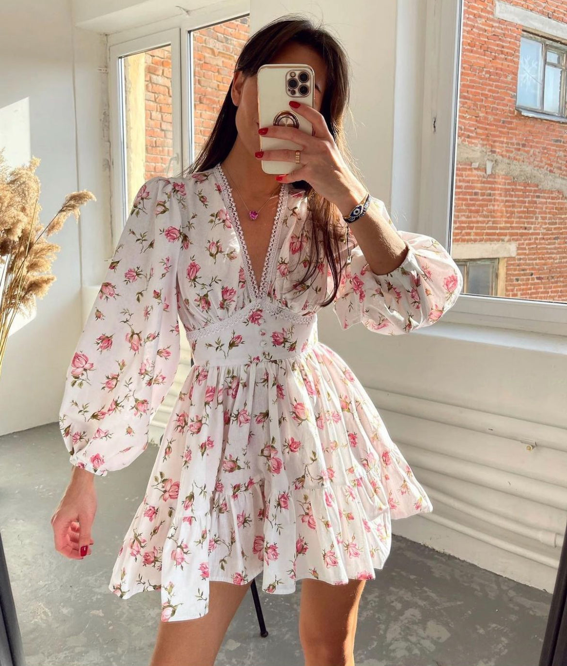 Robe Mini Fleurie pour Femmes avec Manches Longues Bouffantes et Décolleté en V