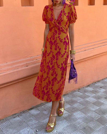 Aria™ - Élégant robe à décolleté en V profond avec motif de feuilles