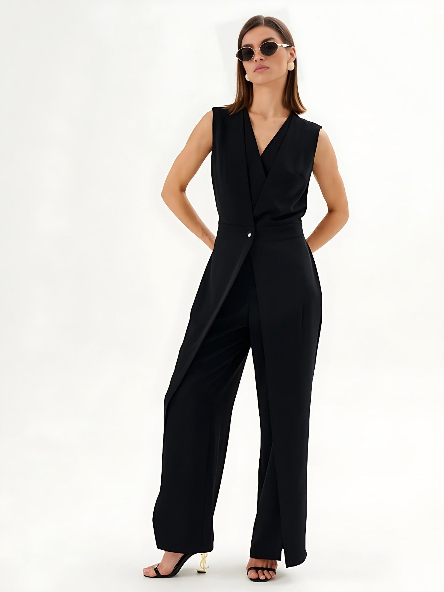 Mono noir sans manches avec effet enveloppant et jambes larges