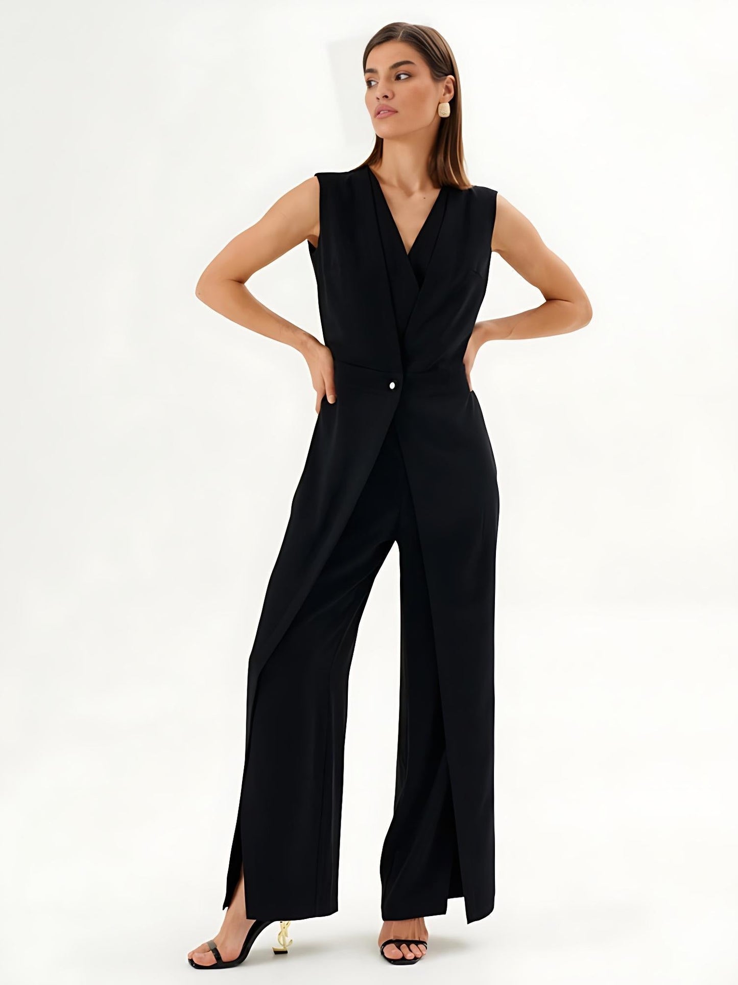 Mono noir sans manches avec effet enveloppant et jambes larges