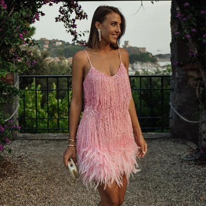 Laura - Robe de cocktail avec plumes dans un style élégant