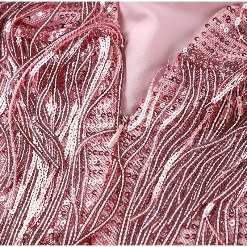 Mara - Une élégante robe de cocktail avec des ornements en plumes